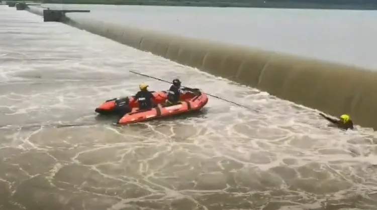 對於危險水域，國際搜救顧問ISARA 教官團隊曾分享「沸騰線」救援方式。翻攝Youtube