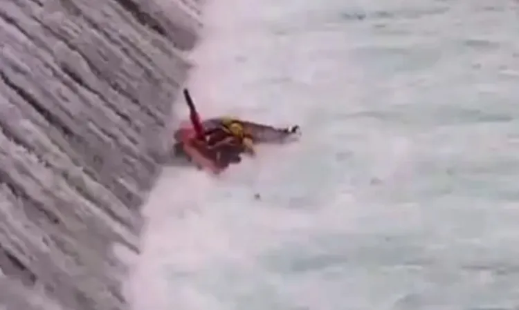 搭載5人的小艇被靠近沸騰線被捲入翻滾流，小艇翻覆後全數落水。翻攝畫面