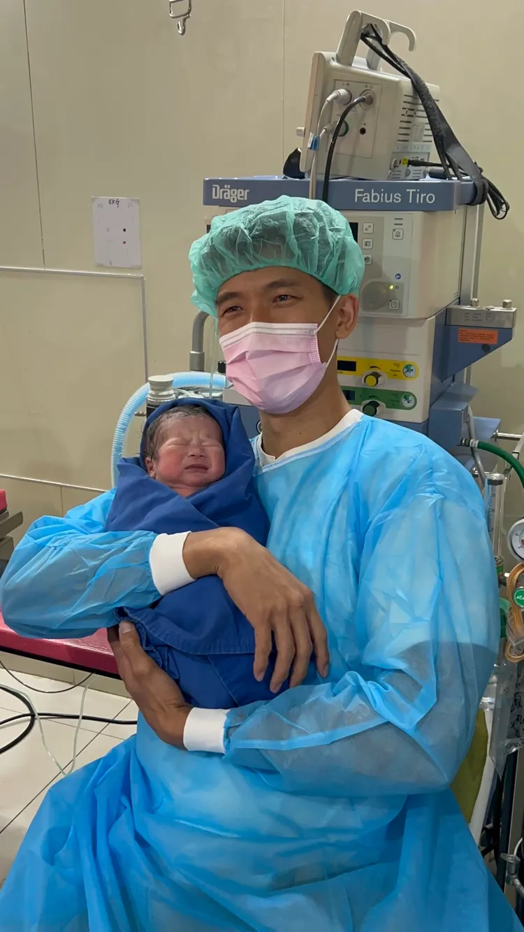 老公抱著兒子。紅心字會提供