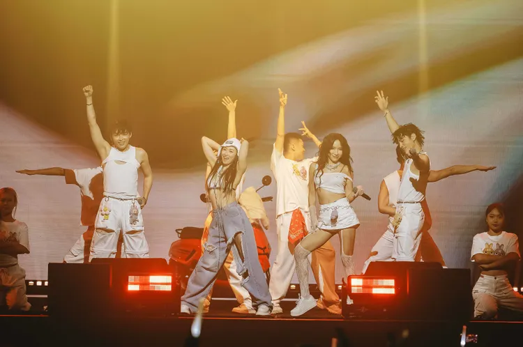 展榮展瑞與中國娃娃合作舞台。星展娛樂提供