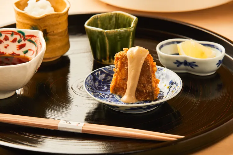 酥炸燙口的「米茄」淋上冰涼的醬汁，冷熱交錯的口感仍保有水嫩滋味。業者提供