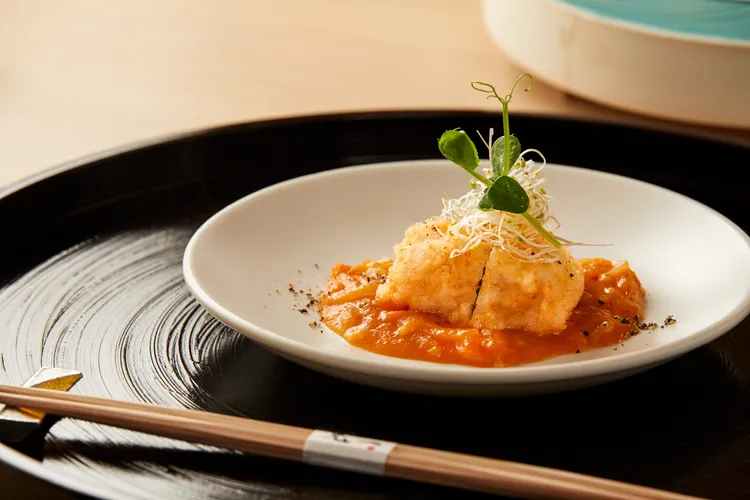 鱧魚為夏季的高級漁貨，酥炸後加上番茄熬煮的醬汁，和洋風味融合其中。業者提供