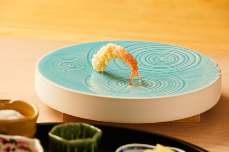 炸蝦分頭、身、尾三段分炸，精準掌控脆度與熟度。業者提供