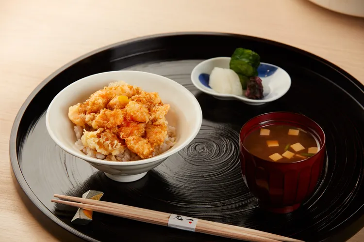 「食事」提供大、中、小三種份量的「天丼」，使用雲井窯鍋烹煮的白飯，搭配酥脆的「海老天（えびてん）」，讓人陶然馥韻且大快朵頤。業者提供