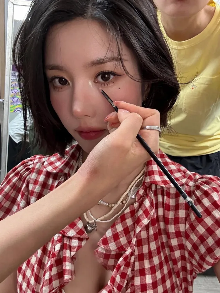 權恩妃的化妝師公開她當天妝容使用的單品。翻攝ayyounging IG