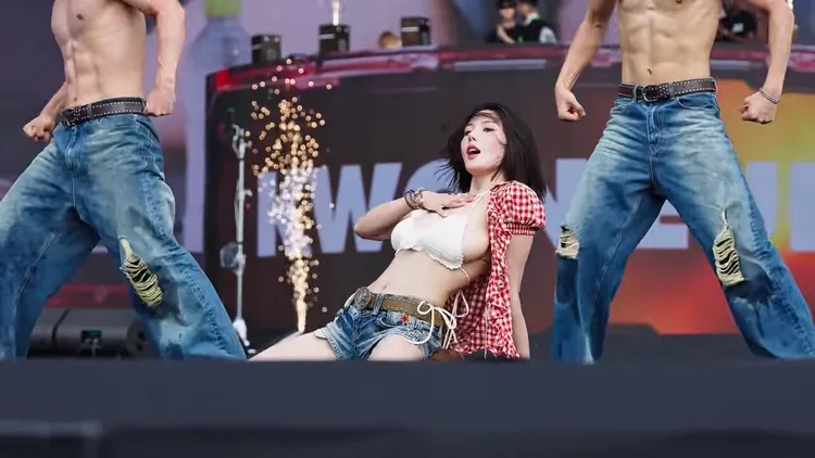 「水彈女王」權恩妃日前辣翻首爾Waterbomb音樂節。翻攝販賣果雷小紅書