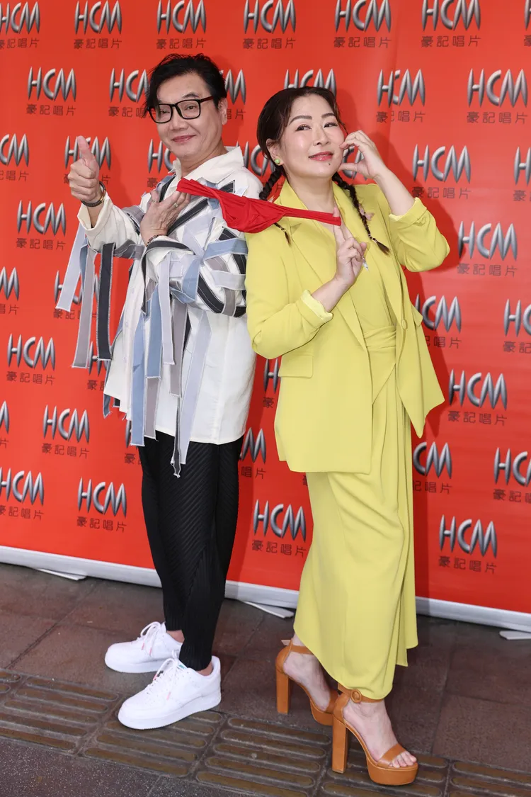 七郎跟好友張秀卿開心合體。彭欣偉攝