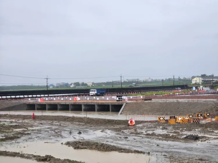 縣長周春米29日前往視察鹽埔、崁頂、東港、恆春水易淹水區，逐一確認滯洪池進度與抽水設施運作情形。翻攝畫面