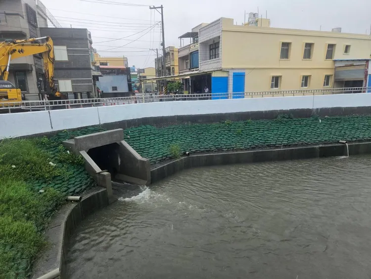 縣長周春米29日前往視察鹽埔、崁頂、東港、恆春水易淹水區，逐一確認滯洪池進度與抽水設施運作情形。翻攝畫面