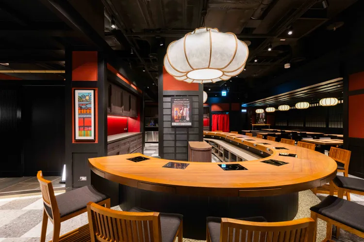 黑毛屋本家進駐Dream Plaza，設有51席座位包含U型吧檯等。乾杯集團提供