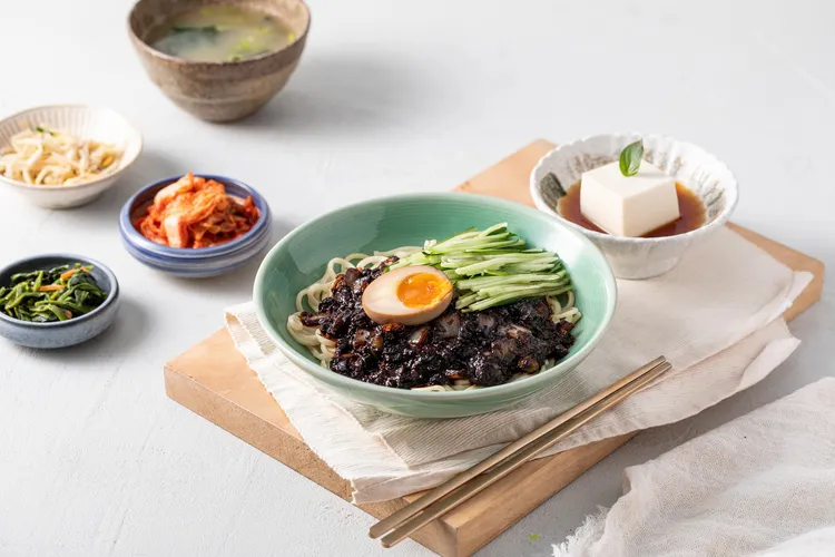 韓姜熙的小廚進駐Dream Plaza美食街，期間推出99元加購韓式炸醬麵定食。豆府餐飲集團提供