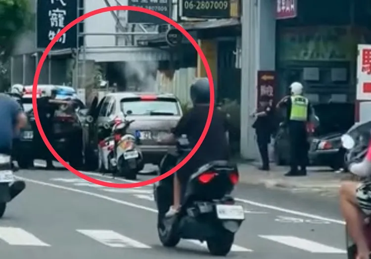 員警以警車攔停犯嫌，車頭一度冒煙。取自《Threads》