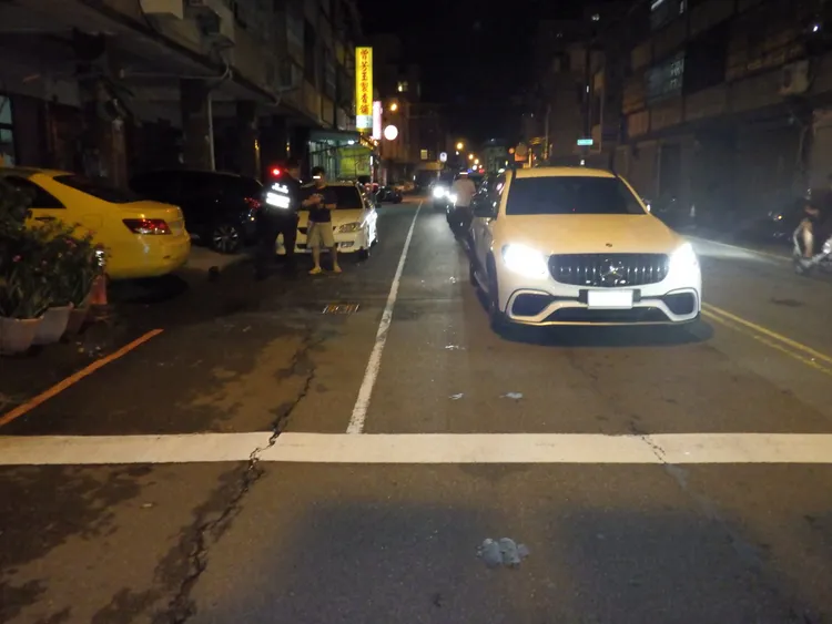 蔡姓警員酒駕追撞賓士車，除依公共危險罪送辦，還面臨記大過調職處分。民眾提供