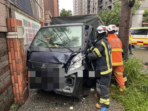 救護意外!桃園救護車與小貨車擦撞 3人受傷送醫
