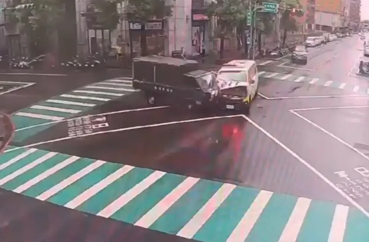 小貨車擦撞救護車。翻攝畫面