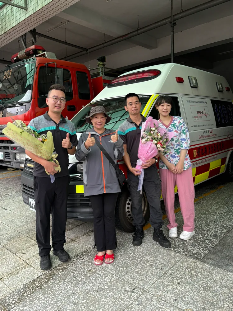 陳女帶著鮮花到和美消防分隊，向隊員林建宏、陳唯軒及秀傳紀念醫院協勤護理師道謝。彰化縣消防局提供