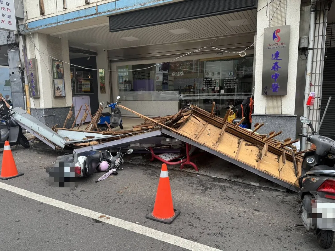 中医诊所招牌掉落砸毁6机车。民众提供