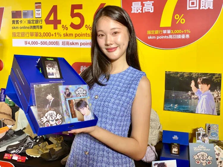 新光三越期間滿額可免費拿到車銀優4摺照片展示組。莊偉祺攝