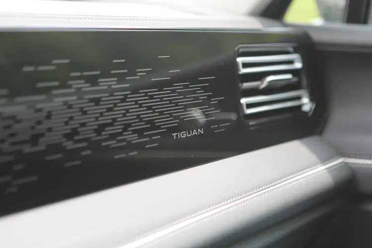 副駕駛座前方的大面積發光飾板在夜間行車時格外吸睛，燈光隨情境變化，營造出科技感十足的座艙氛圍。林浩昇攝