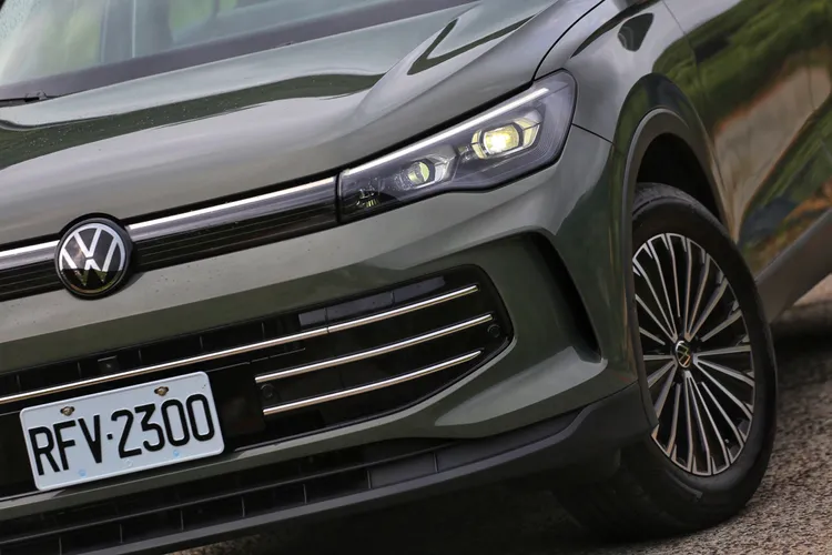 車頭搭載的HD Matrix高階矩陣式LED頭燈，單邊擁有多達19,200顆多像素LED，可因應不同場景調整光型與亮度。林浩昇攝