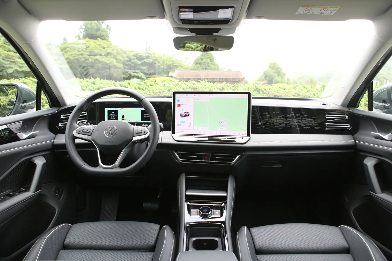 車艙整體採用全新世代設計語彙,駕駛座前方採10.25吋全邏輯數位儀表,中控台更搭載同級罕見的15吋Discover Pro Max大型觸控螢幕。林浩昇攝