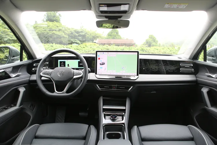 車艙整體採用全新世代設計語彙，駕駛座前方採10.25吋全邏輯數位儀表，中控台更搭載同級罕見的15吋Discover Pro Max大型觸控螢幕。林浩昇攝