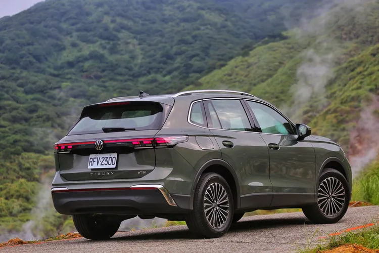 全新Tiguan藉由更精緻的鈑件接縫、更緊湊的輪廓收線與更飽滿的肩線肌理，營造出更具視覺張力的體態比例。林浩昇攝