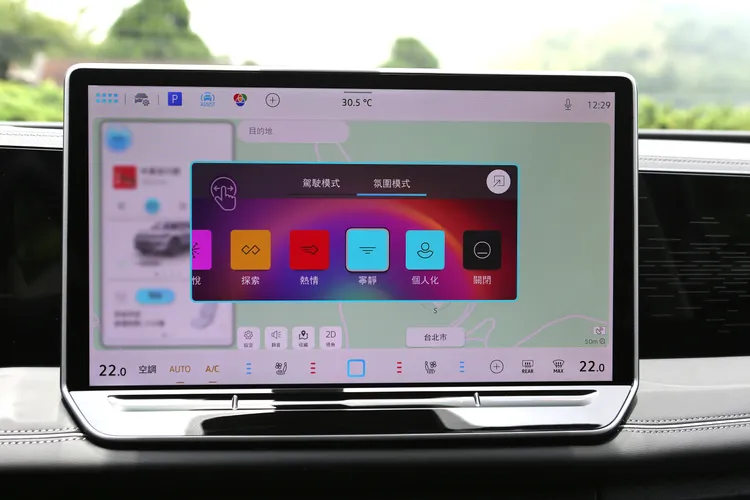 透過氛圍模式，車內燈光可隨情境迅速變換，營造專屬於駕駛者的座艙情調。林浩昇攝