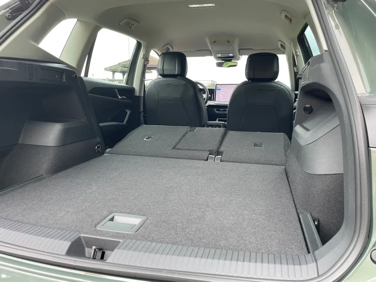 行李廂空間同樣有所進化，標準容積提升至652公升，透過後座4/2/4分離傾倒設計，最多可擴充至1,650公升，實用性大幅升級。林浩昇攝