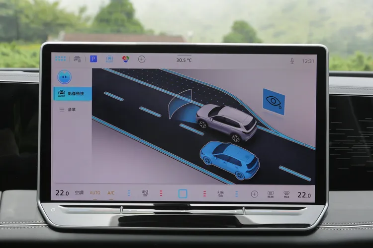 新一代Tiguan不僅有Level 2半自動駕駛與盲點警示，還導入自行車偵測、虛擬實境顯示、離車警示、防盜系統等新科技，氣囊數也升級到9具。林浩昇攝