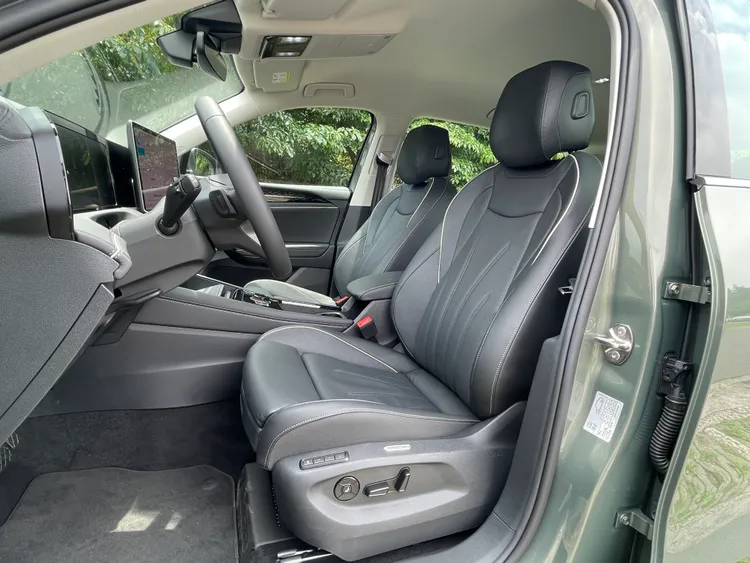 在Elegance Premium等級以上，Tiguan採用Varenna真皮包覆座椅，不僅觸感細緻，實際乘坐或輕按座面時即可感受到椅墊紮實且帶有彈性的支撐感，提供優異的乘坐舒適性。林浩昇攝