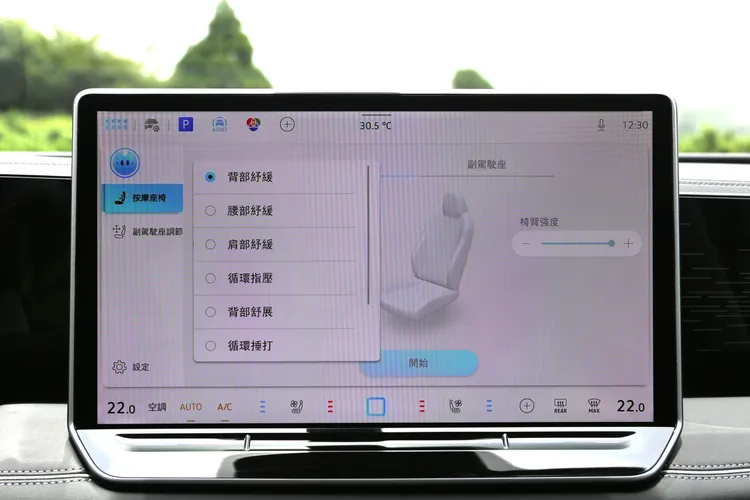 除了多向電動調整與記憶功能外，雙前座更加入腿部支撐延伸、氣動腰靠調整、加熱、通風以及高達八種模式的氣動式按摩機能。林浩昇攝