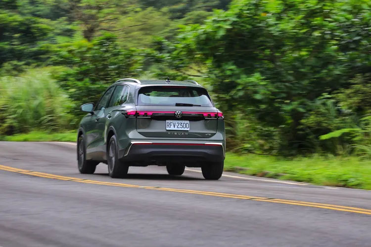 1.5 eTSI動力設定雖非熱血取向，但中段扭力順暢、超車輕鬆有信心，且轉向手感細膩，車頭指向性與車身動態穩定協調，懸吊吸震俐落、舒適與操控兼顧，展現紮實的歐系駕馭質感。林浩昇攝