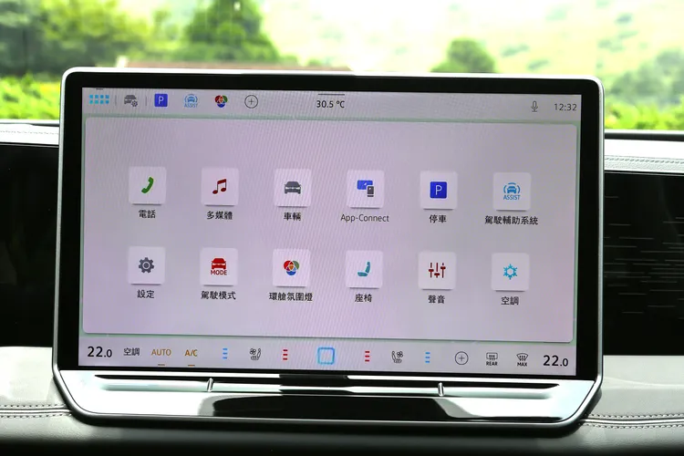 15吋中控螢幕集成空調、車輛設定與娛樂系統操作介面，並搭載中文導航與語音控制功能，操作邏輯更智慧直覺。林浩昇攝