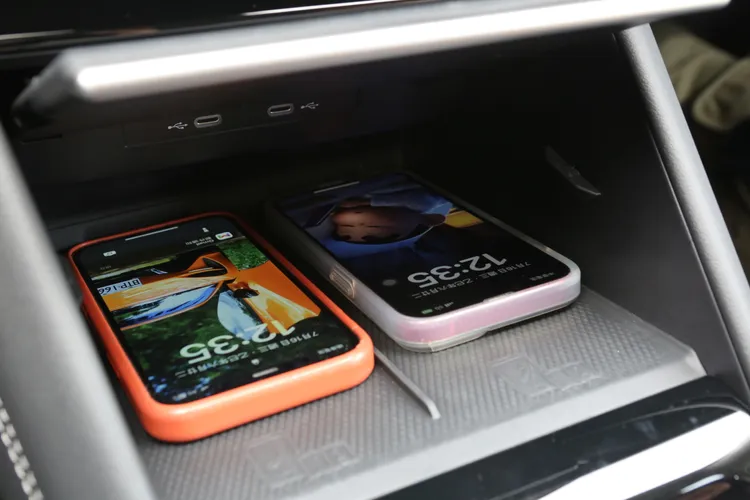 下方配置兩組15W無線充電板與兩組Type-C插孔，兼顧實用性與多設備充電需求。林浩昇攝