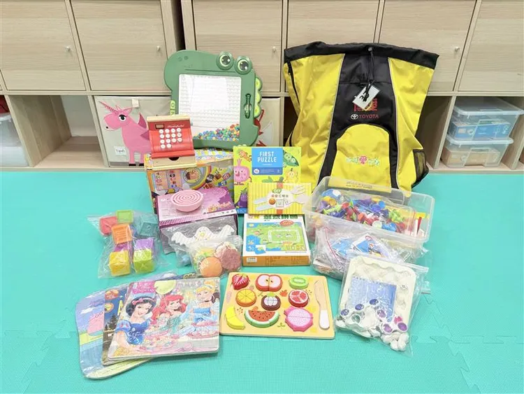「傳愛背包」的分享，讓早療兒童的教具資源更為豐富多元，也使療育不侷限於機構，回到家庭中持續練習與刺激發展。照片來源／台灣玩具圖書館協會提供