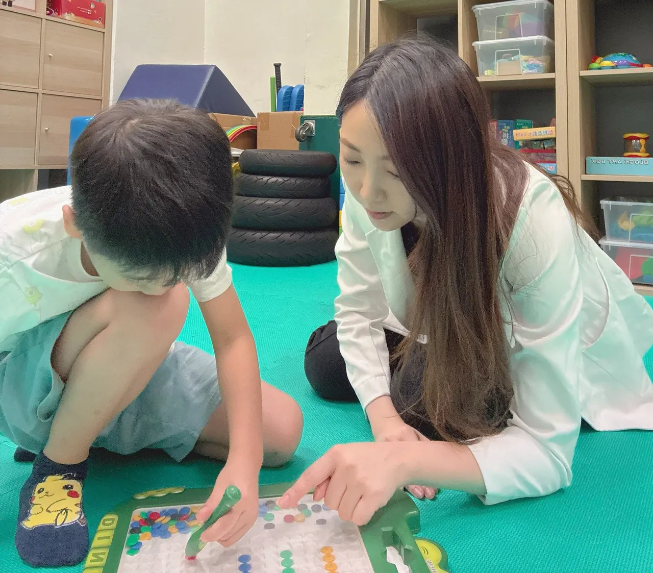 治疗师依据孩童发展需求挑选玩具并设计治疗活动,达成「玩中学、学中玩」的疗育成效。照片/台湾玩具图书馆协会提供