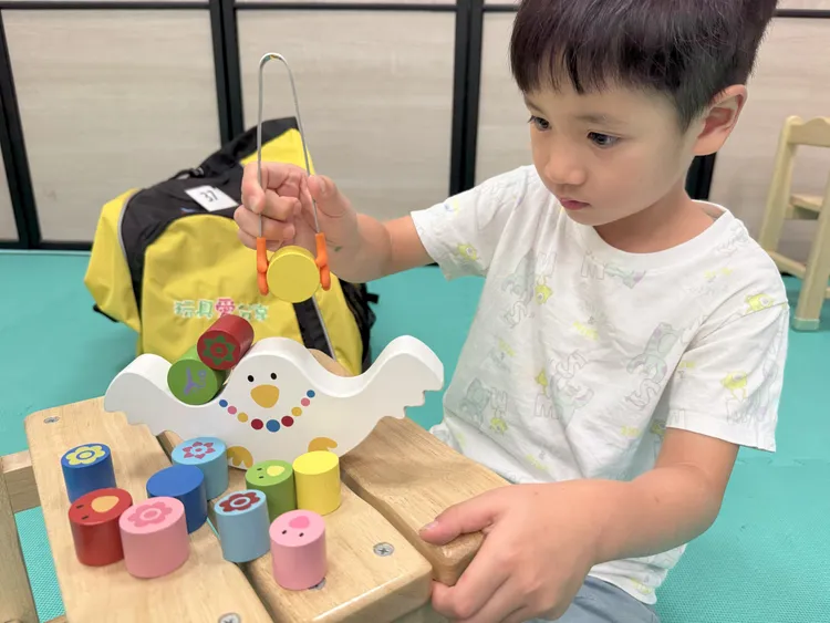 積木可作為動作訓練道具，幫助發展手部肌肉、手眼協調與精細動作控制技巧。照片／台灣玩具圖書館協會提供