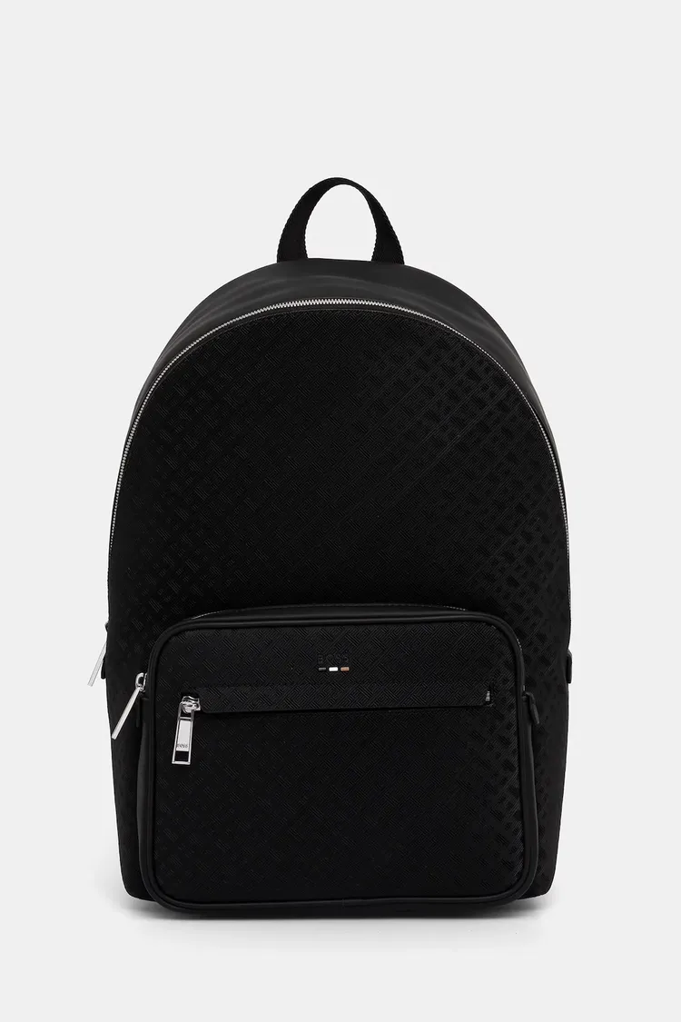 BOSS monogram後背包，1萬900元。品牌提供