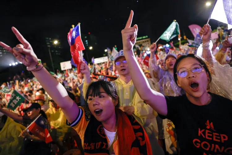 參加反對罷免活動的民眾。路透社