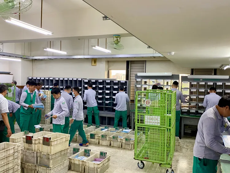 台中大毅老爺行旅找來台中郵局推出「解密郵件派信現場」行程，可探訪平日不對外開放的早晨郵局作業。莊偉祺攝