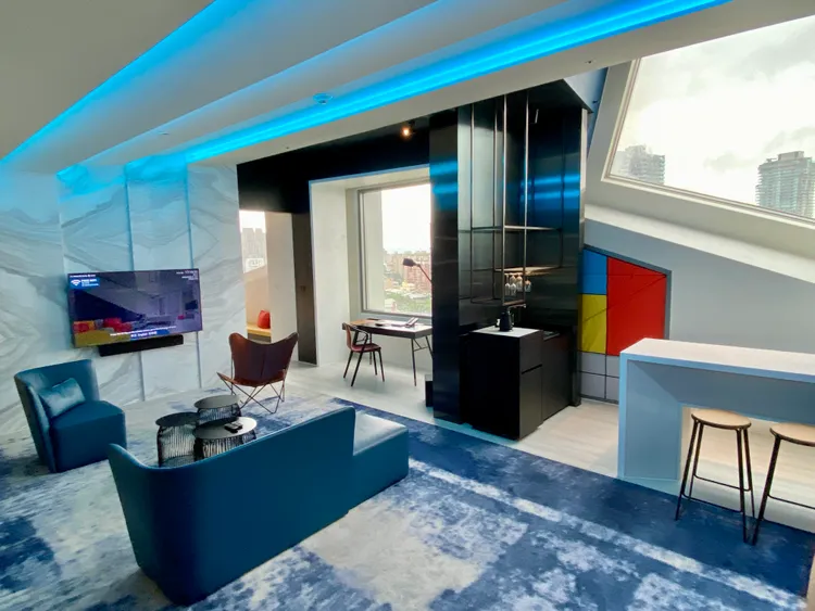 台中大毅老爺「行旅套房」達36坪，擁有客廳、獨立陽台等規劃。莊偉祺攝