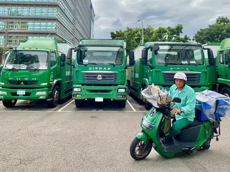 台中郵局一天至少會有60輛郵務車由此派出，探訪行程便可看到郵務車出任務的景象。中偉祺攝