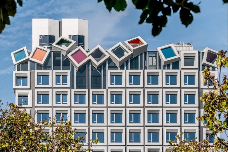 飯店以幾何造型的建築外觀搭配彩色玻璃成為地標。台中大毅老爺行旅提供