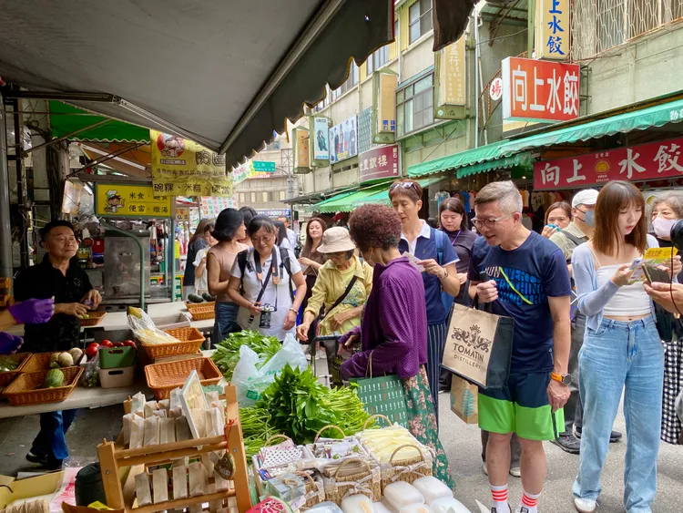全台少數24小時都有攤商營業的台中「向上市場」。莊偉祺攝