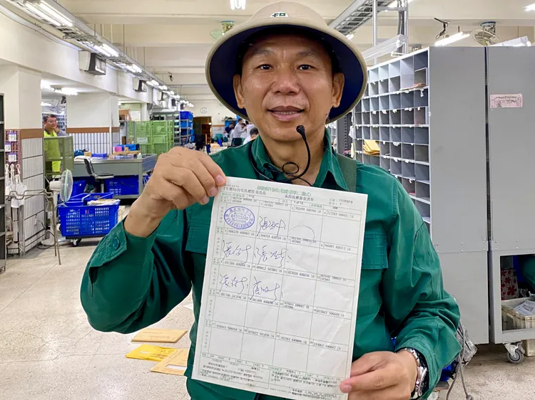 曾客串演出國片《本日公休》，擁有22年送信資歷的台中郵局企劃科業務襄理黃建銘，秀出拍攝時藝人陸小芬手寫簽收單。莊偉祺攝