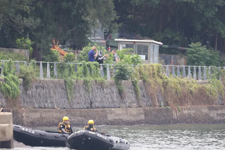 陸軍53工兵群今天上午演練淡水河道口阻絕鏈設施爆破操演，並以C4炸藥引爆阻絕設施。營區內現場也出現數名疑似「美語老師」的外籍人員，進行實地教學指導。李俊毅攝