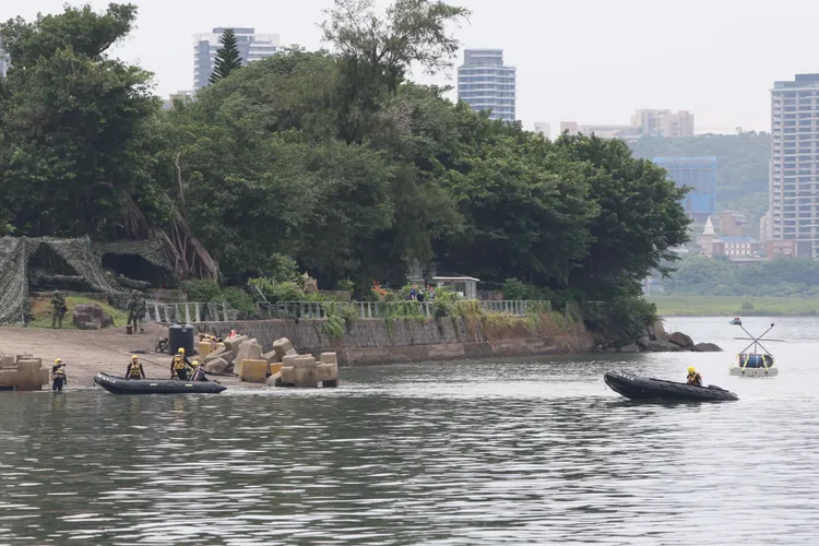 陸軍53工兵群今天上午演練淡水河道口阻絕鏈設施爆破操演，並以C4炸藥引爆阻絕設施。李俊毅攝