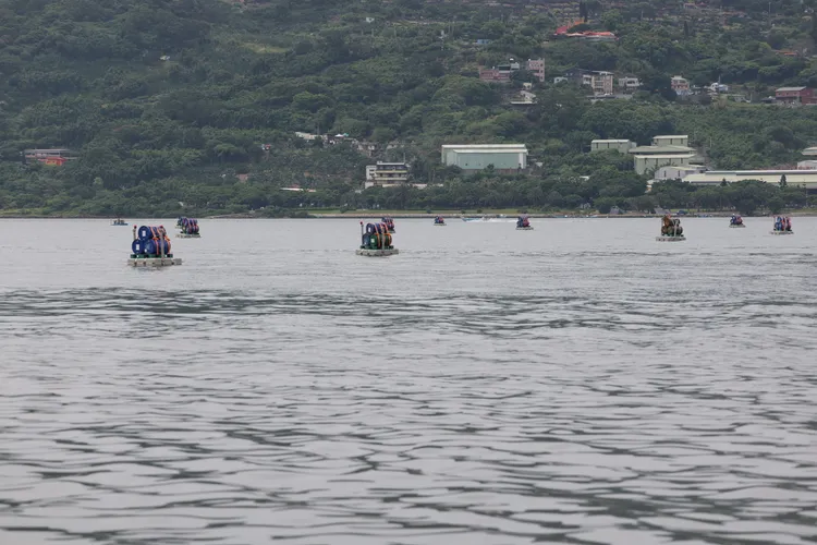 陸軍53工兵群今天上午演練淡水河道口阻絕鏈設施爆破操演，並以C4炸藥引爆阻絕設施。李俊毅攝