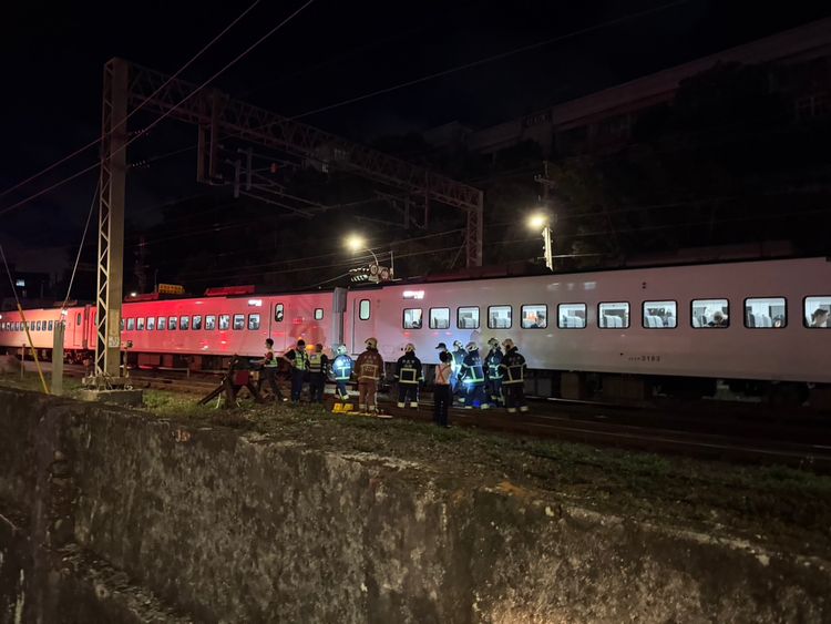 瑞芳驚悚事故！行人闖軌道遭輾　「身首」分離倒臥平交道